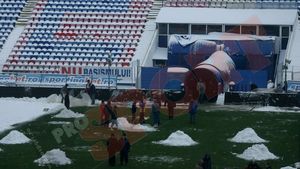 FOTO** Becali a chemat pușcăriașii pentru a curăța terenul de joc!