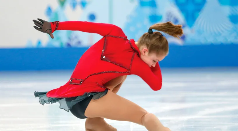 O mai țineți minte pe Iulia Lipnitskaya? La 19 ani, îi încântă din nou pe fanii patinajului artistic. 
