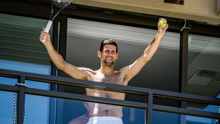 „Djokovic are balconul mai mare decât camera mea!" Un tenismen aflat în izolare face haz de condițiile inegale de la Australian Open
