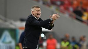România, totul pe atac! Edi Iordănescu va convoca 4 atacanți de data aceasta, pentru 6 puncte în meciurile cu Belarus și Andorra. “Vor fi două vârfuri de perspectivă, și de la CFR Cluj, și de la Farul!” | EXCLUSIV