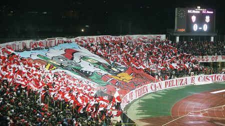 Ironizați de fani! Vezi balada dedicată "câinilor"