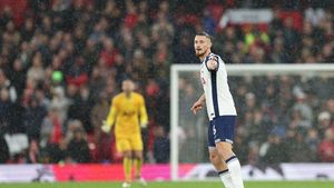 Ange Postecoglou a făcut gestul cu care le-a arătat tuturor că nu are nimic personal cu Radu Drăguşin. Managerul lui Tottenham l-a iertat pentru eliminare şi i-a arătat asta la meciul cu Manchester United