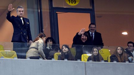 Gigi Becali, înconjurat de dinamoviști la FCSB! Dezvăluiri savuroase despre apropiații latifundiarului din Pipera: „M-am uitat în loja lor. Jumătate au sărit în sus” | VIDEO EXCLUSIV