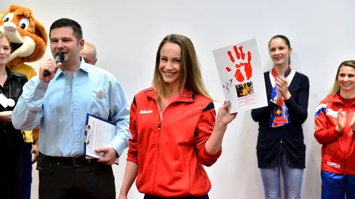 Sandra Izbașa, Alina Dumitru, Silvia Stroescu, Simona Pop, Steluța Duță și Viorel Mazilu au făcut sport în mall. Steliștii au demarat 