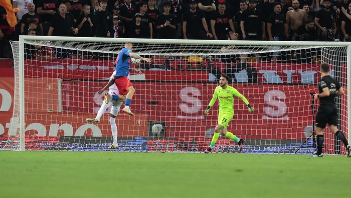S-a făcut de râs sub privirile lui Gigi Becali. Kennedy Boateng, depăşit clar de Daniel Bîrligea la primul gol din FCSB - Dinamo