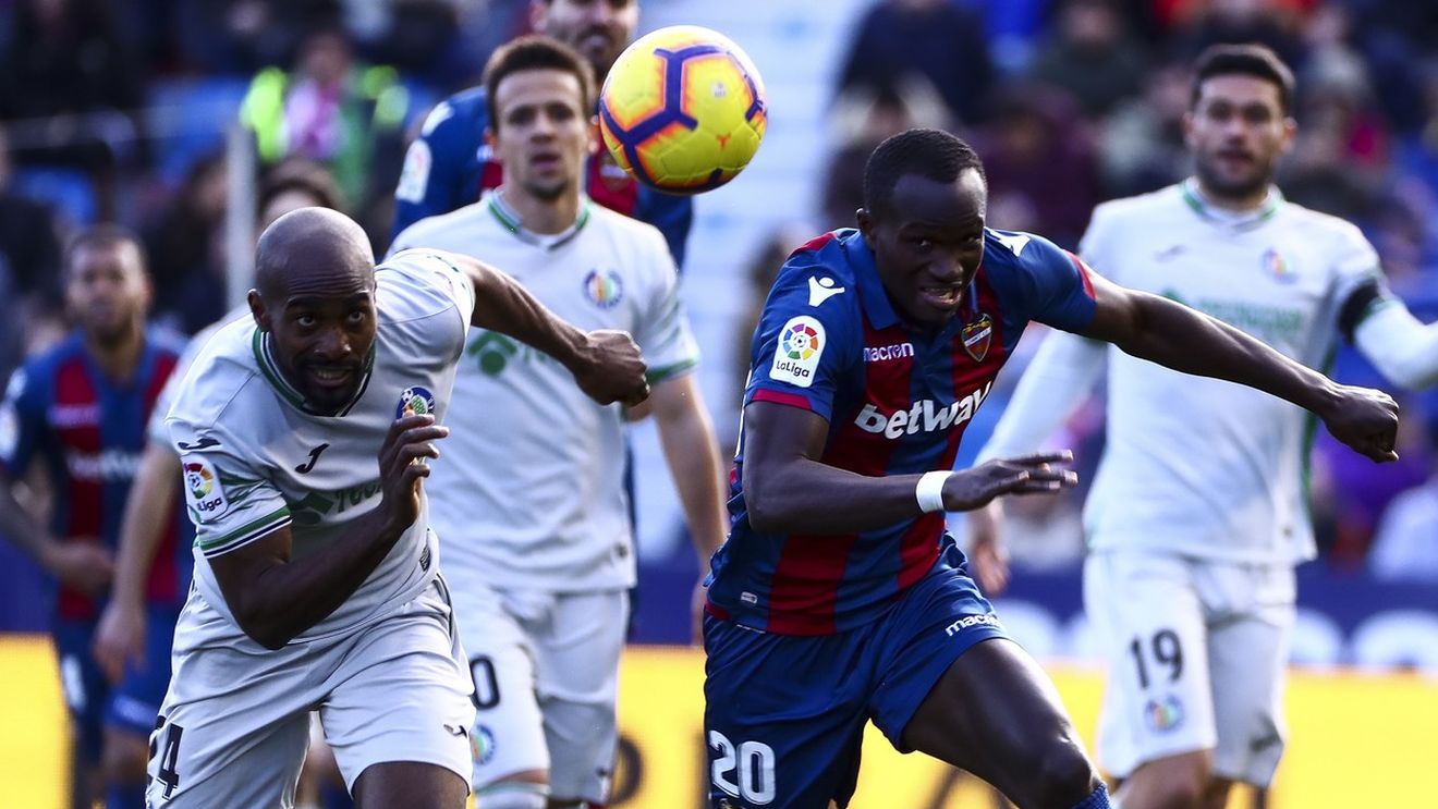 Tragedie petrecută în timpul unui meci din prima ligă: fostul internațional a murit pe teren! Fotbalistul trecuse printr-un moment similar în 2021 și juca „pe semnătură”