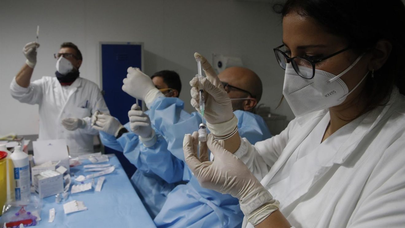 Jurnaliștii se pot vaccina anti COVID-19 încă din această lună: „Au un risc crescut de expunere la infecție!”