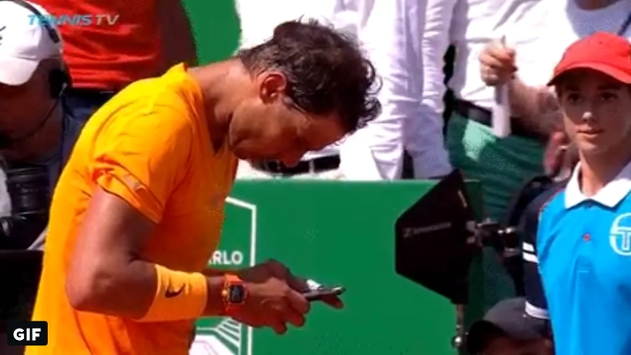 Nadal - Nishikori, finala de la Monte Carlo. Ibericul a oferit imaginea zilei de sâmbătă: a câștigat, apoi a pus mâna pe telefon: 