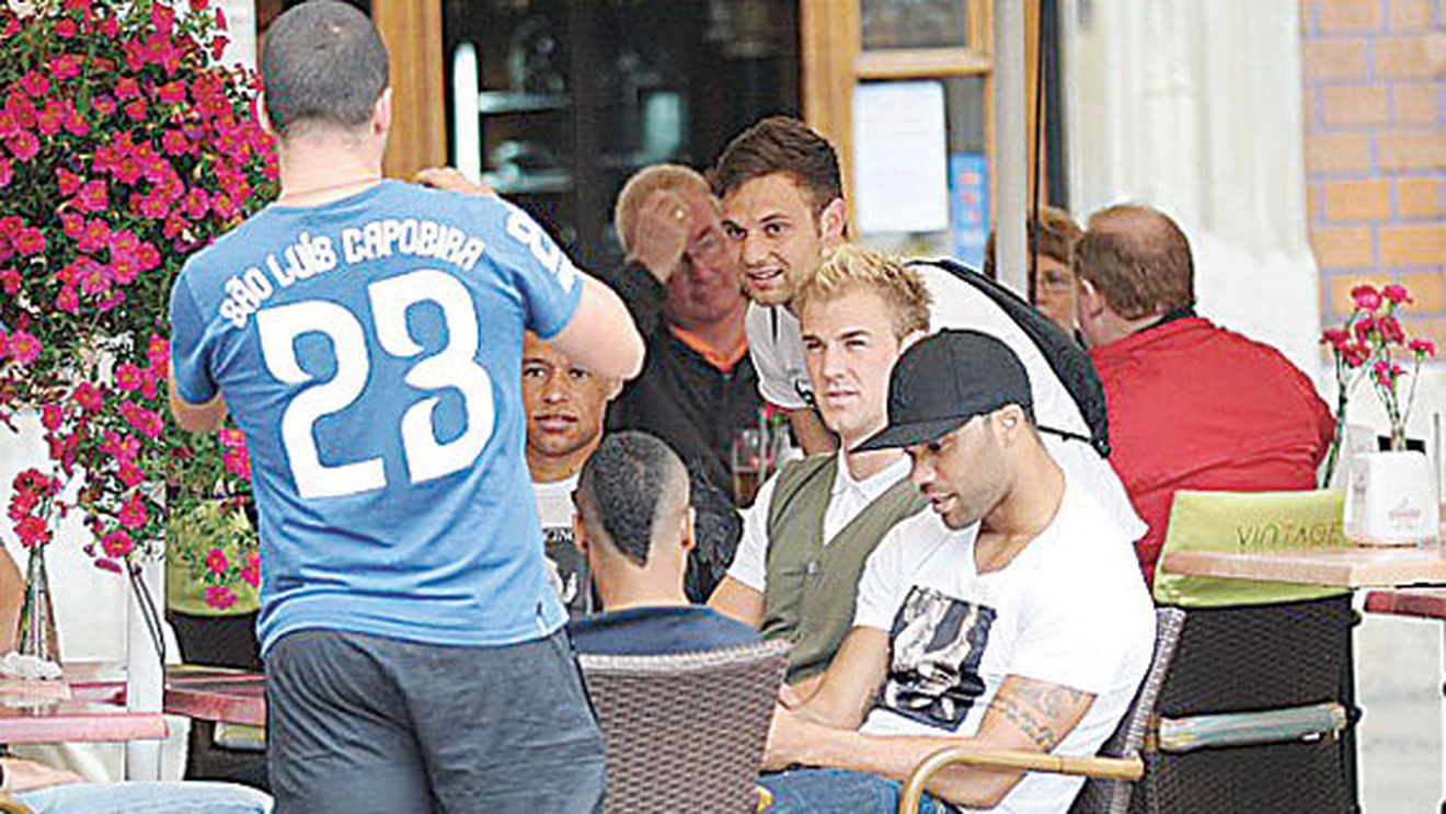 Time-out!** Jucătorii englezi s-au "antrenat" cu soțiile și prietenele pentru meciul cu Suedia