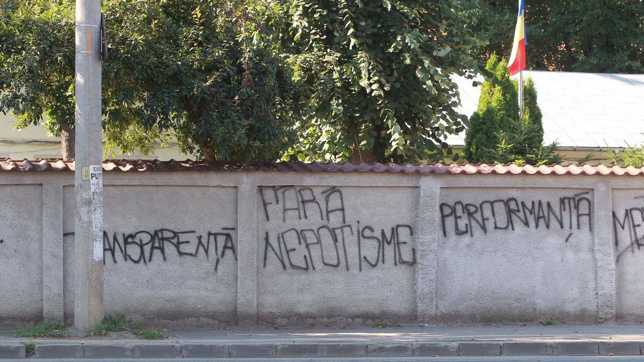 Scandalul suporterii Stelei vs CSA. A venit replica conducerii clubului după ce fanii au scris mai multe mesaje dure pe gardurile bazei sportive din Ghencea 