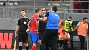 Imagine îngrozitoare! Darius Olaru, plin de sânge, după ce a primit un cap în figură în Maccabi Tel-Aviv - FCSB