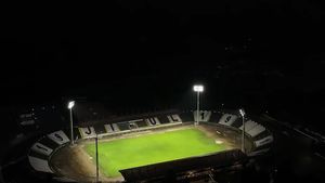 Neverosimil! Au montat stâlpii de nocturnă pe pista de atletism la stadionul din România!