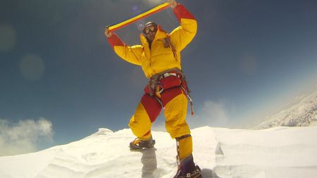 Performanță fantastică pentru Horia Colibășanu: a cucerit vârful Everest fără șerpași sau oxigen suplimentar, în premieră națională!