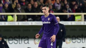 E cel mai curtat tânăr fotbalist al momentului! Juventus, Tottehnam și Manchester United se luptă pentru "perla" Fiorentinei. Mourinho a fost personal să-l urmărească