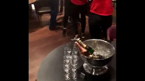 EXCLUSIV | Imagini în premieră de la petrecerea echipei de FedCup a României! Halep&Co. au făcut „baie” cu șampanie! „Ș-altă dată, ș-altă dată, o s-o facem și mai, și mai lată” a fost hitul serii