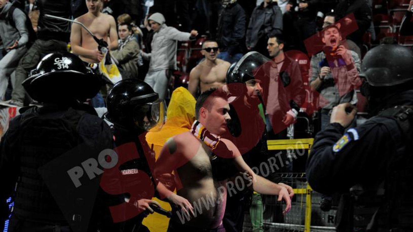 Bucurie imensă pentru fanii lui "U" după victoria cu rivala CFR. FOTO: Ultrașii au intrat pe teren și i-au îmbrățișat pe jucători