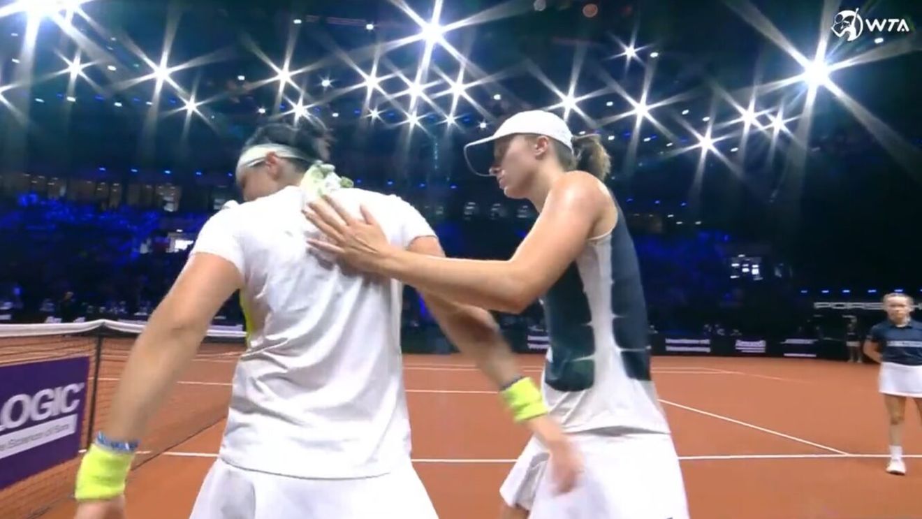 Imagini dramatice la meciul Iga Swiatek - Ons Jabeur, din semifinalele turneului de la Stuttgart! S-a accidentat după numai trei game-uri și a părăsit terenul în lacrimi | VIDEO