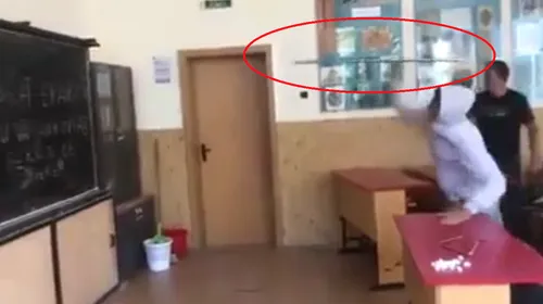 Un elev din România a pătruns cu sabia în clasă și a distrus tabla