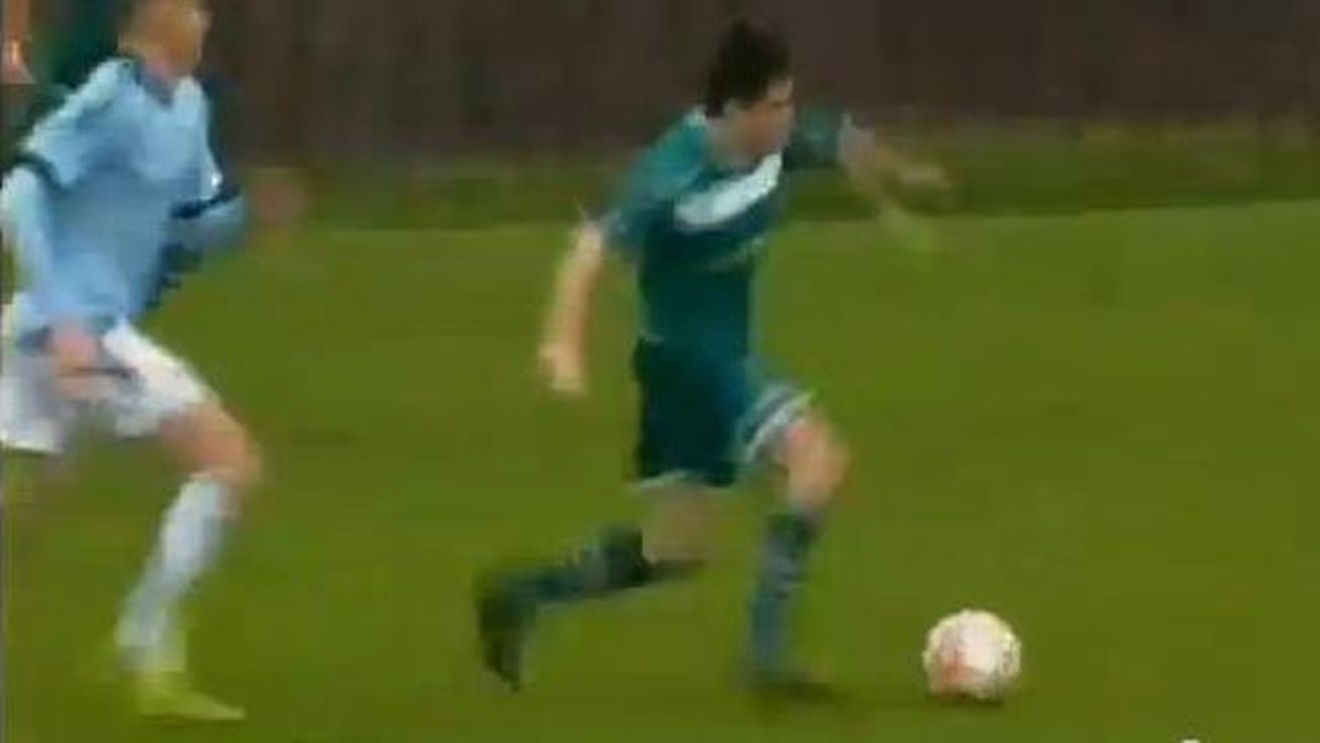 A luat mingea de la mijlocul terenului și a driblat 7 adversari! VIDEO Golul sfârșitului de săptămână 