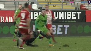 Arbitrul Cătălin Popa, faza meciului UTA - Dinamo! A alunecat pe teren și i-a încurcat pe jucători | FOTO