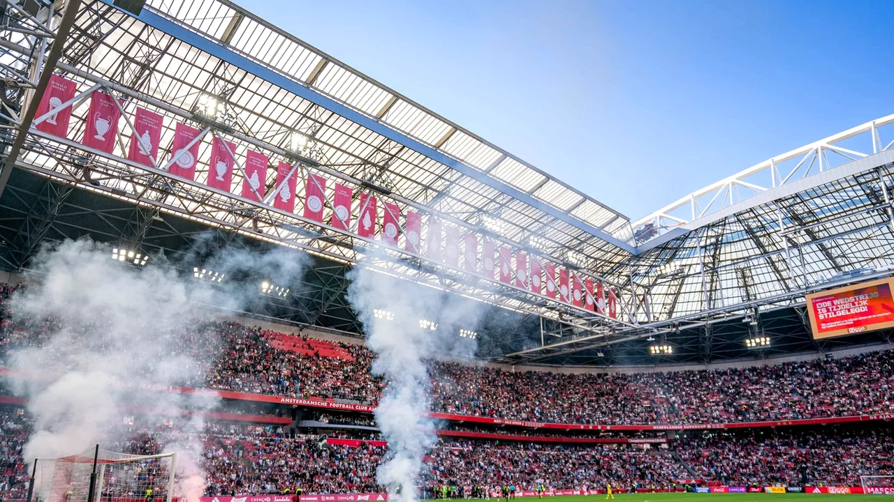 Haos total la meciul Ajax - Feyenoord! Fanii „lăncierilor” nu au mai suportat umilința și au „incendiat” stadionul! Meciul a fost suspendat | VIDEO