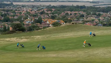 Nu e glumă! Unde se află singurul teren de golf dedicat nudiștilor. FOTO