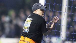 A "arestat" poarta!** Un suporter s-a legat cu cătușe de poarta lui City la meciul cu Everton