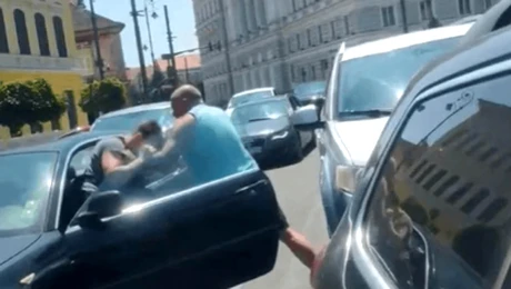 Bătaie în trafic la Arad: un bărbat de 55 de ani a fost reținut după ce a agresat un tânăr șofer. Momentul a fost filmat