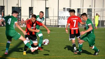 Unirea Sântana e cu un picior și jumătate în Liga 3, după un final perfect contra Nera Bogodinț. ”Gugulanii” acuză arbitrajul în meciul în care Dumitru Copil s-a accidentat grav