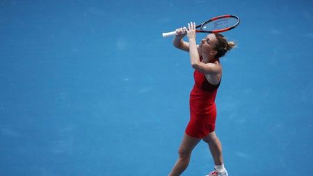 FOTO | Până semnează cu noul sponsor, Simona Halep a bătut-o pe Angelique Kerber în semifinalele Australian Open încălțată cu pantofii săi preferați