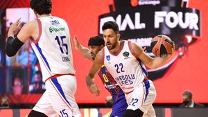 Anadolu Efes este noua campioană în Euroliga de baschet masculin! Eroul turneului Final Four de la Koln a fost un jucător din Serbia: Vasilije Micic