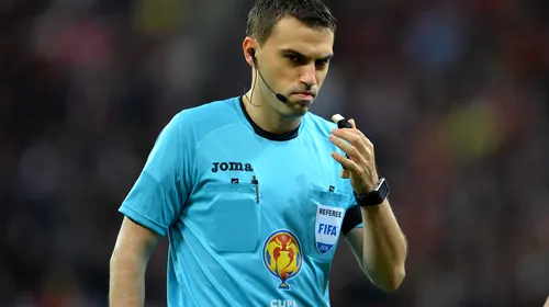 Ovidiu Hațegan arbitrează meciul Schalke – Ajax, din sferturile de finală ale Europa League