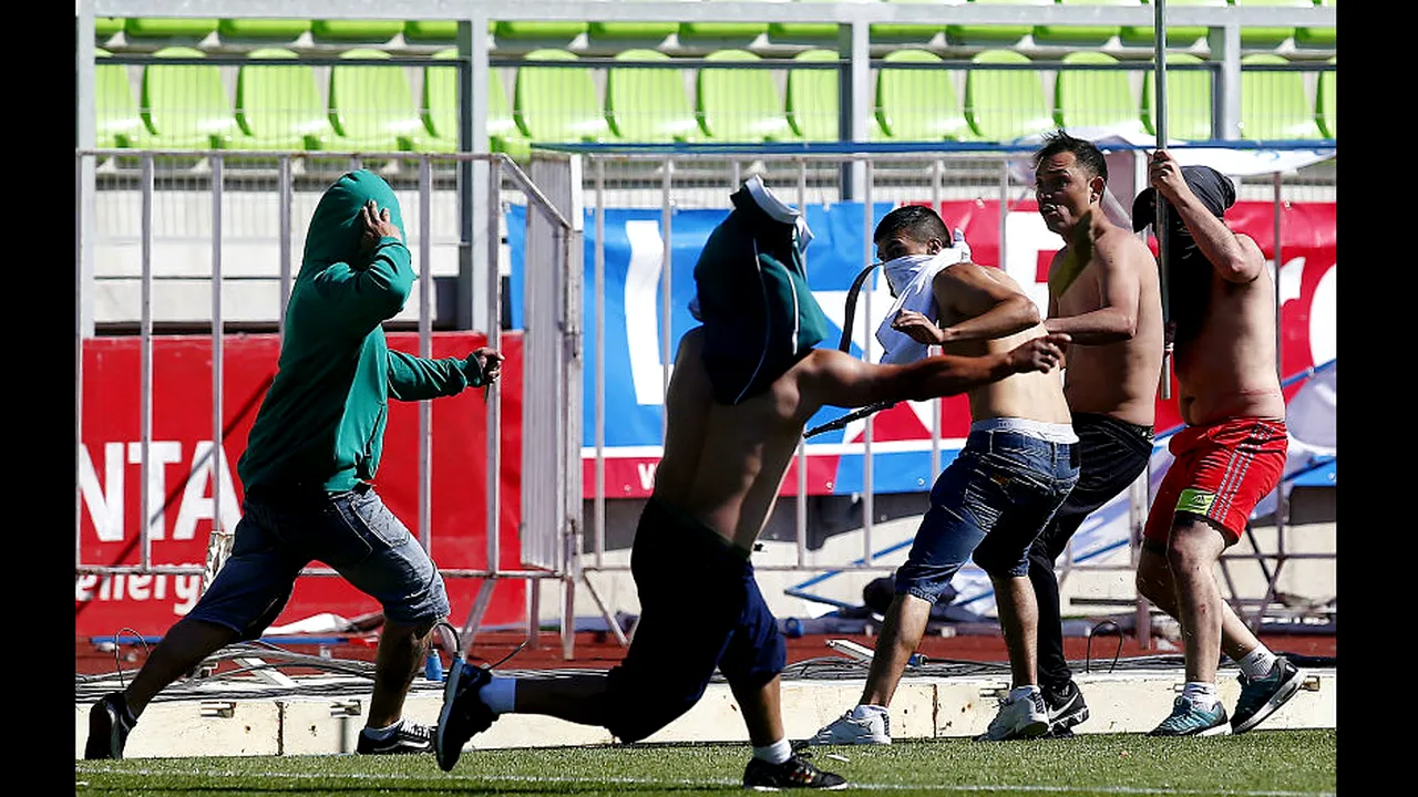 VIDEO | Fotbal sau război? Imagini incredibile de la un meci din Chile: fanii au intrat pe teren și s-au bătut cu bâte, pietre și torțe