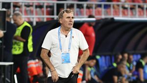 Gică Hagi l-a dat afară pentru că era prea indolent, dar acum îl laudă pe Budescu înaintea meciului direct