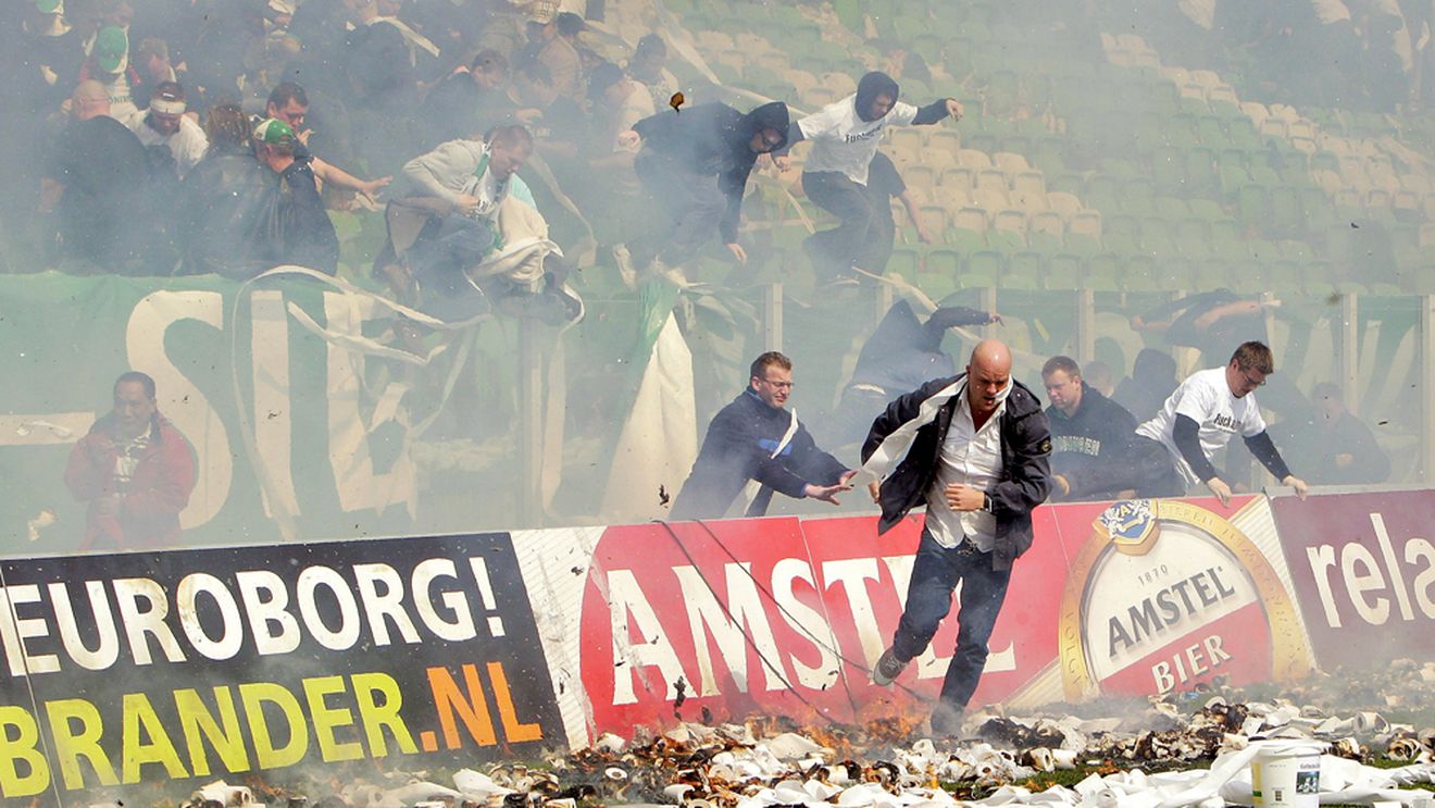 Groningen - Ajax, amânat din cauza unor incendii în tribune