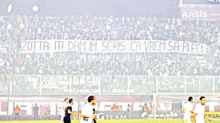 Zotta, trimis la vestiare prin sms