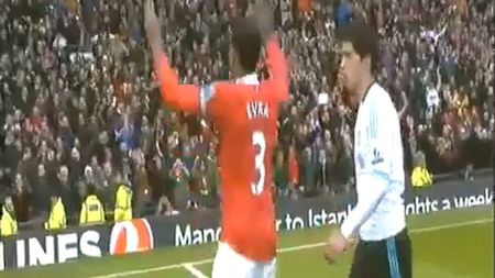 VIDEO Gestul după care suspendarea lui Suarez pare nedreaptă!** Felul josnic în care Evra a încercat să-i mai obțină o suspendare