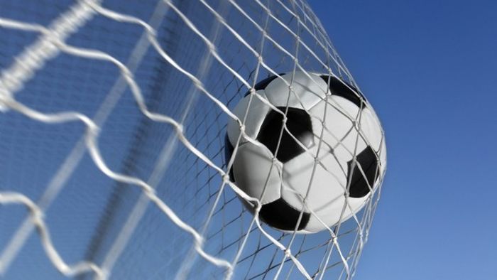 Momente comice pe un stadion din România!** Gazdele au scos fanioanele de la colțurile terenului și le-au ascuns! VEZI motivul pentru care au recurs la acest gest