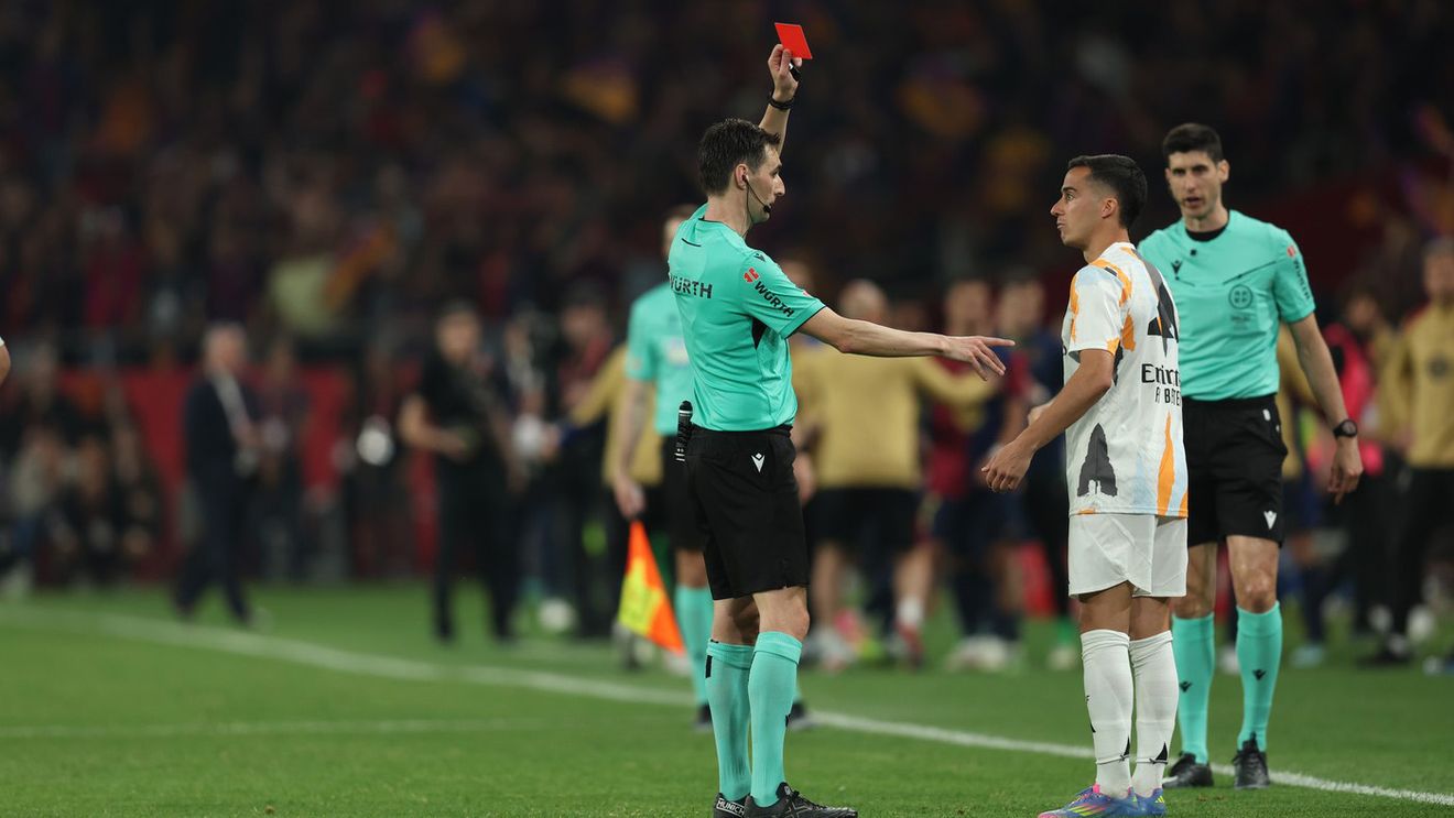 Nu e glumă! Arbitrul le-a dat 4 cartonaşe roşii vedetelor lui Real Madrid, după terminarea finalei cu Barcelona: Vinicius, Bellingham, Rudiger şi Vazquez riscă suspendări record pentru că l-au atacat pe central!