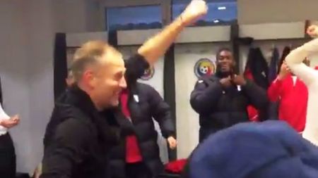 Edi Iordănescu s-a lăsat dus de val și a intrat în jocul fotbaliștilor săi. Chemat să scandeze trivialități împotriva Stelei, antrenorul a răspuns, iar apoi și-a explicat gestul. "Edi, vino-ncoa, să-i dăm..."