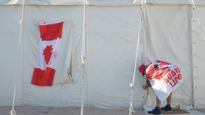 Dezastru organizatoric în Qatar pentru fanii Cupei Mondiale! 6 ore de stat la coadă, temperaturi spre 40 de grade Celsius și camere care nu au fost construite încă, deși au fost plătite cu peste 1000 de lei pe noapte!