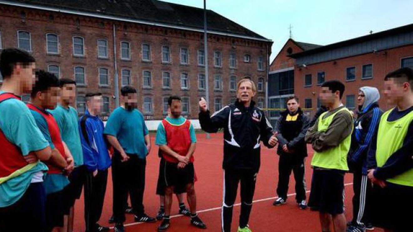 Christoph Daum, la închisoare. Germanul a predat fotbal pentru o zi în fața deținuților: "Băieții nu pot ieși acum, așa că am venit eu"
