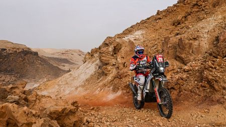Emanuel Gyenes, a doua etapă la rând pe același loc în Raliul Dakar! Kevin Benavides, victorie după un accident spectaculos: „Am avut dureri mari!”