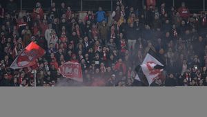 Atunci și acum. Cum arăta stadionul la Dinamo - Botoșani în urmă cu două luni, în meciul decisiv pentru accederea în playoff, și cum a arătat în playout