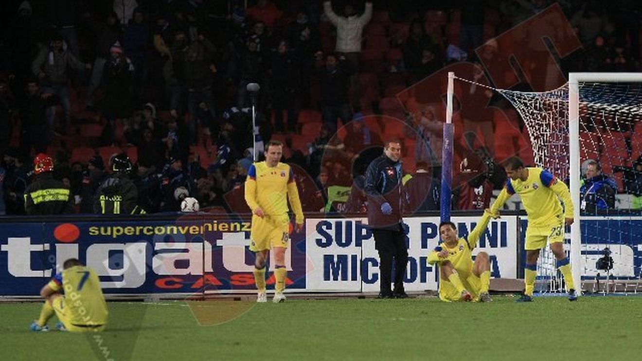 Mesajul din vestiar!** VEZI ce le-a spus Lăcătuș jucătorilor înaintea meciului cu Napoli!