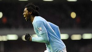 VIDEO** La valoarea lui, Adebayor s-a urcat pe scenă și a aruncat cu bani pe dansatoare :)