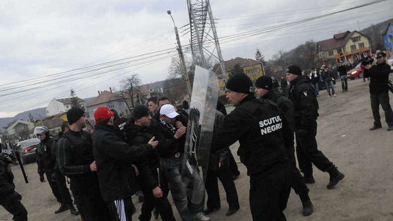 Reglări de conturi cu ranga la Cluj între cunoscutul huligan RJ și o firmă de pază!