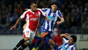 Miguel Lopes îi  va lua locul lui Săpunaru la FC Porto