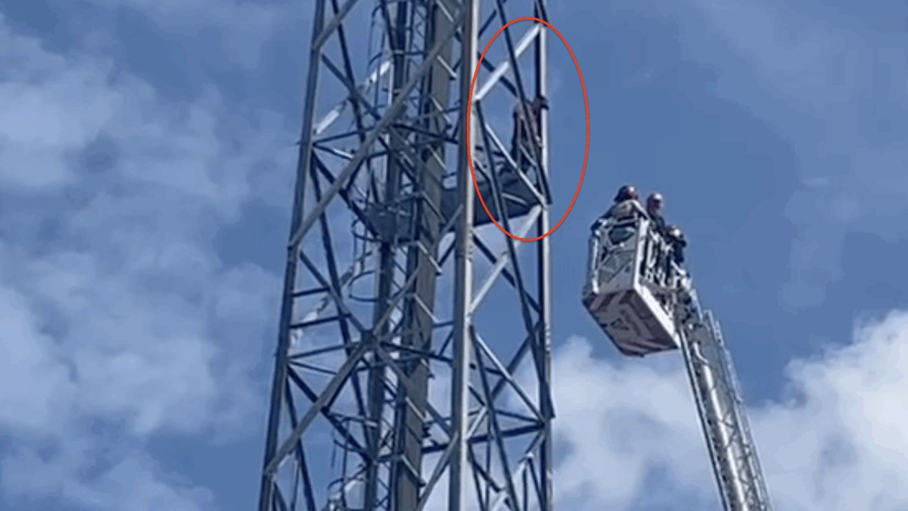 Nemaivăzut! Un bărbat s-a urcat pe stâlpul nocturnei stadionului din Piatra Neamț și a amenințat că se aruncă de acolo