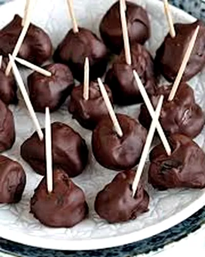 Reţetă de weekend. Bomboane de prune uscate